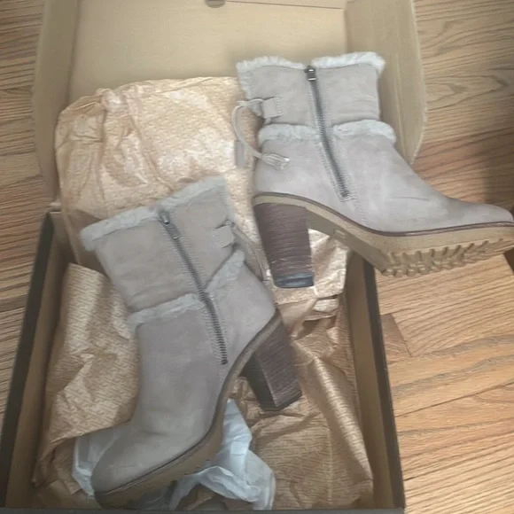 Boots - Picture 3 of 7